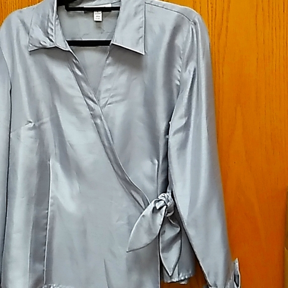 ABSOLUTELY PERFECT FOR THE HOLIDAYS SILVER SATIN LOOK BLOUSE SZ 14 JM COLLECTION - Picture 1 of 6